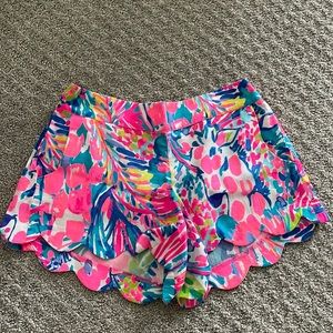Lilly Pulitzer Dahlia Shorts 4in Inseam size Small.